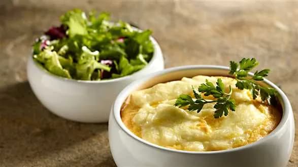 Zapiekanka śledziowa z Camembertem, ziemniakami i porem