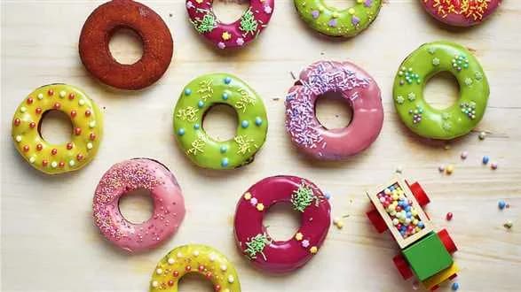 Donuts – kolorowe donuty z czekoladą i kolorowym lukrem