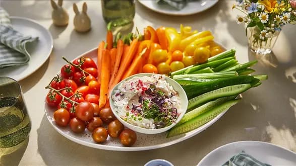 Wiosenny dip rzodkiewkowy z chrupiącymi warzywami