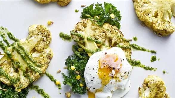 Steki z kalafiora z sałatką z jarmużu