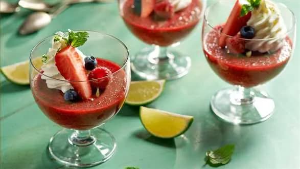 Galaretka truskawkowa ze spienionym jogurtem