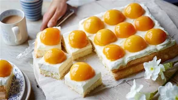 Biszkopt z brzoskwiniami i limonkowym skyrem