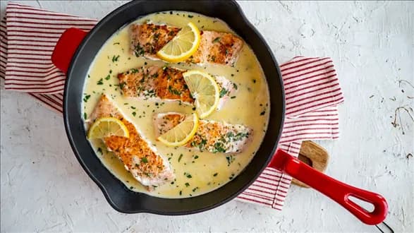 Łosoś w kremowym sosie czosnkowym