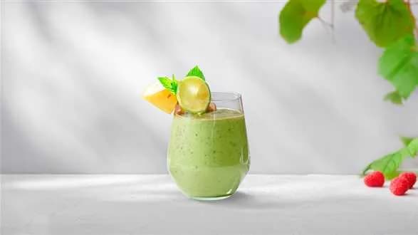 Zielony shake z bananem, szpinakiem i awokado