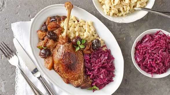 Gęsie uda duszone ze śliwkami i jabłkami