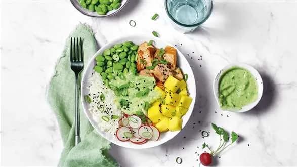 Bowl z ryżem, łososiem i dressingiem limonkowym