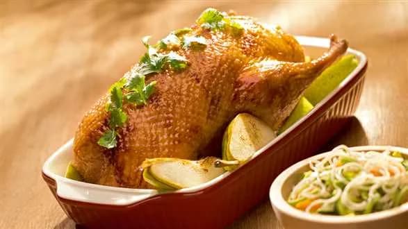 Kaczka po azjatycku z makaronem chow mein