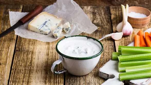 Pieczone frytki warzywne z dipem blue cheese