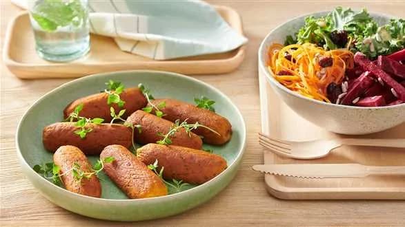 Wegańskie kiełbaski z sałatką