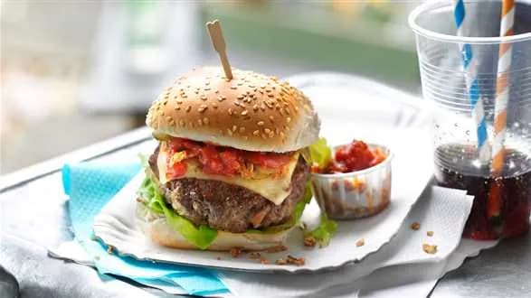 Cheeseburger z ketchupem domowej roboty