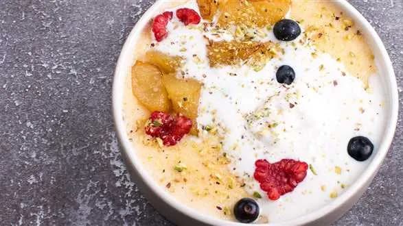 Kasza manna z karmelizowaną gruszką