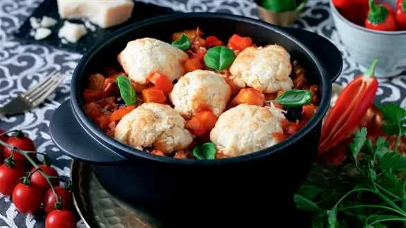 Gulasz z warzyw korzeniowych pieczony z bułeczkami