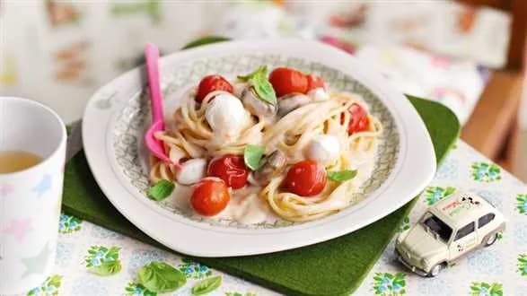 Piłka nożna po włosku (spaghetti z kuleczkami mozzarelli i pomidorkami koktajlowymi)