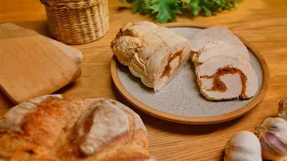 Domowa wędlina z piersi z indyka z czerwonym pesto