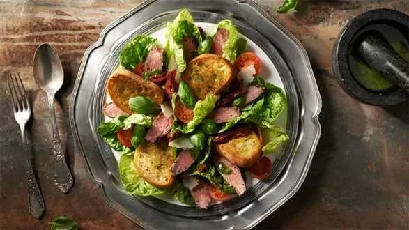 Sałatka z rostbefem i z pesto bazyliowym