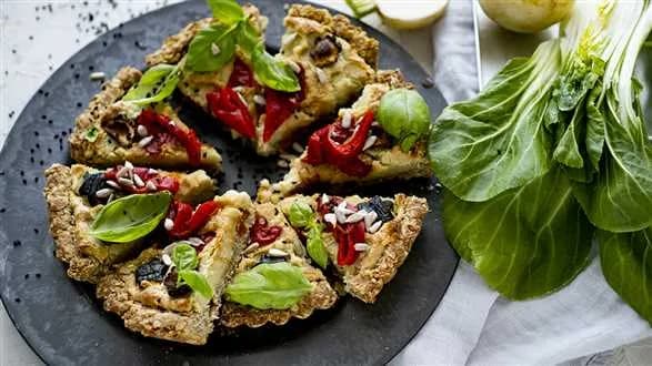 Wegańska tarta z warzywami i serkiem z nerkowców