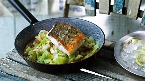 Dorsz na kapuście z kremem balsamicznym