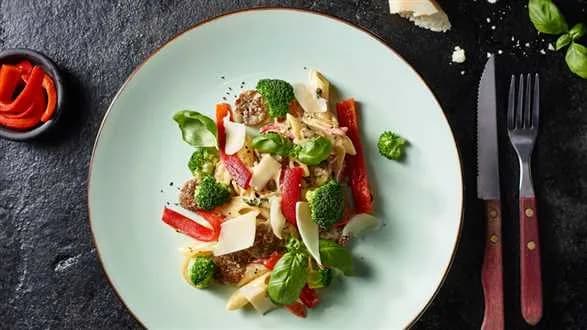 Penne z białą kiełbasą i pieczoną papryką