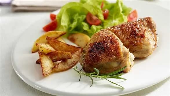 Pieczone udka z kurczaka z cytryną, miodem i zapiekanymi ziemniakami