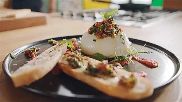 Burrata z pesto z rukoli