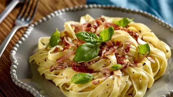 Makaron z suszonymi pomidorami i sosem mascarpone