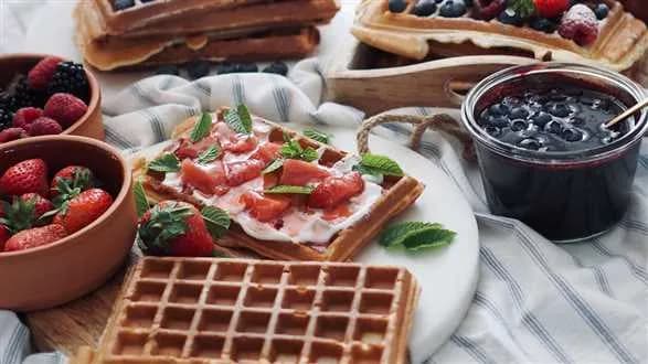 Gofry z jogurtem i truskawkami