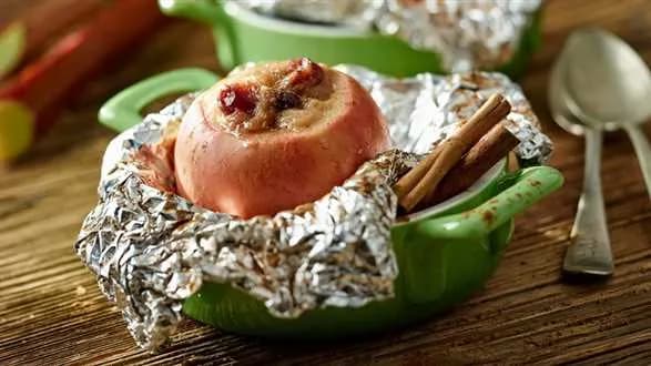 Grillowane jabłka nadziewane rabarbarem i żurawiną