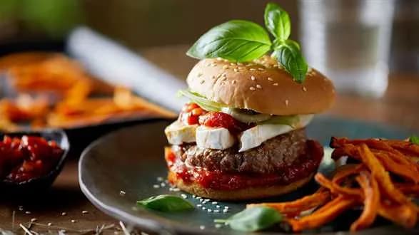Cheeseburger z frytkami z batatów