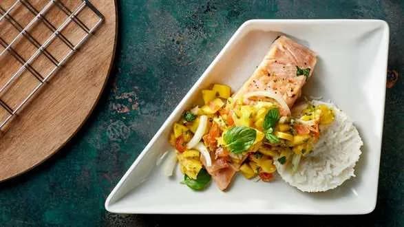 Grillowany filet z łososia z salsą z mango, kolendrą, miętą i ryżem basmati