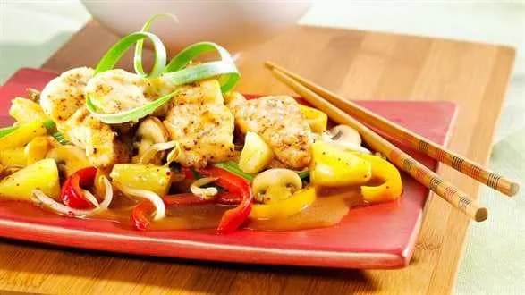 Chrupiąca ryba z ananasem i warzywami