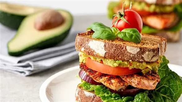 Tosty żytnie z indykiem i dipem z awokado