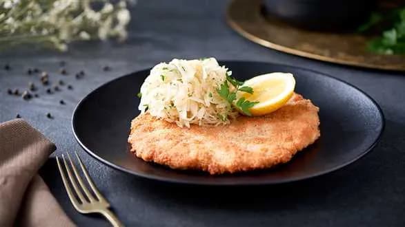 Kotlet schabowy z miodową kapustą