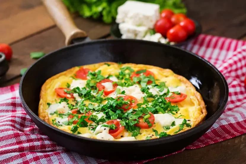 Prosty przepis na fit omlet – zdrowy, niskokaloryczny i pełen wartości odżywczych