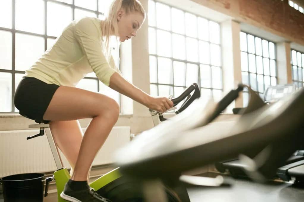 Jaki rower stacjonarny na odchudzanie wybrać? Sprawdź najlepsze modele i efektywne treningi