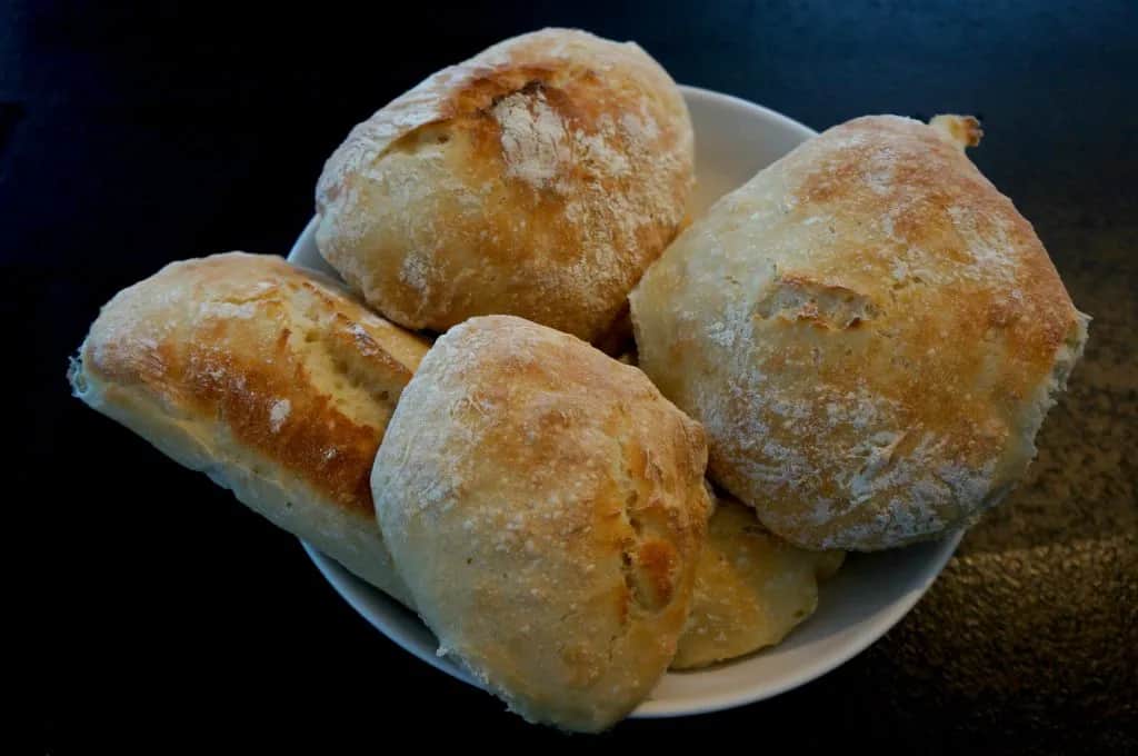 Przepis na zdrowe bułki – domowe pieczywo bez chemii i prosto z piekarnika